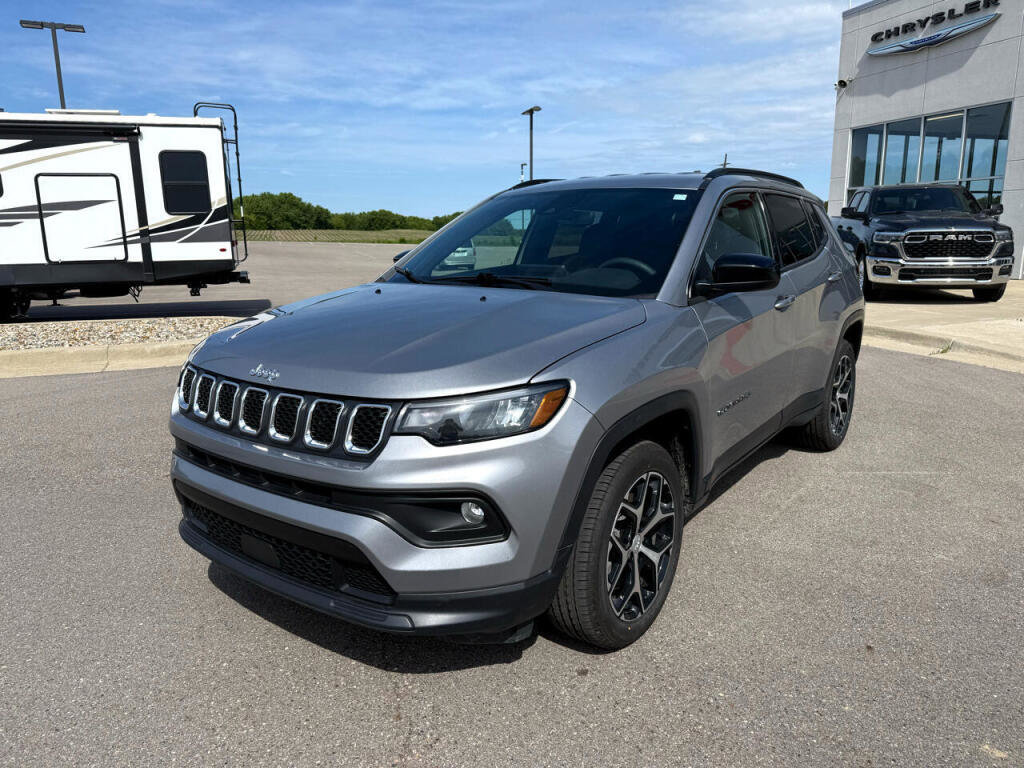 Used 2024 Jeep Compass Latitude image 7