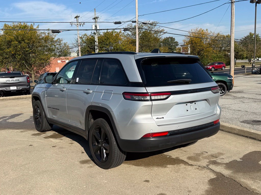 Used 2023 Jeep Grand Cherokee Altitude AWD/4WD image 8
