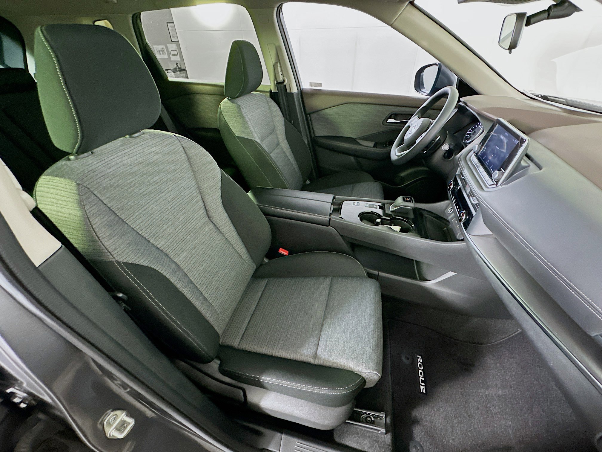 Used 2023 Nissan Rogue SV FWD image 28