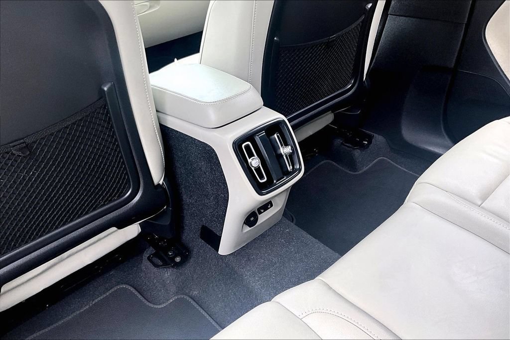 Certified 2026 Volvo XC40 B5 Plus AWD/4WD image 33