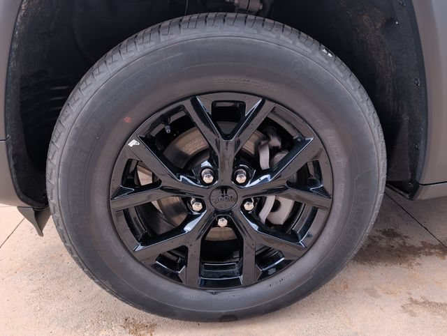 Used 2025 Jeep Grand Cherokee Altitude AWD/4WD image 28