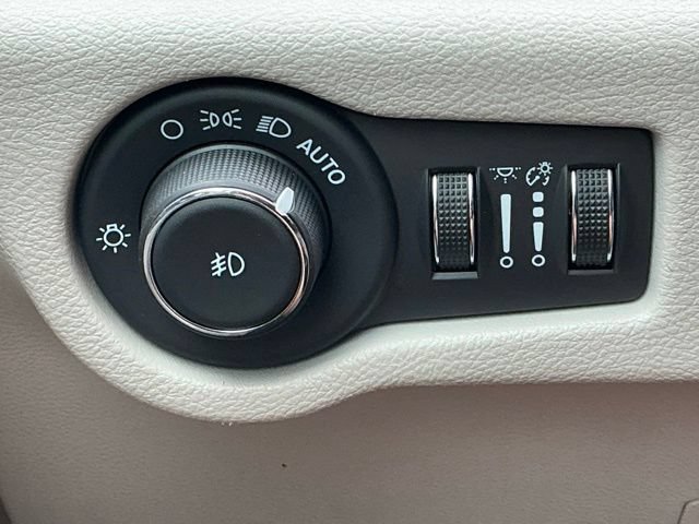 Used 2024 Chrysler Pacifica Touring-L FWD image 31