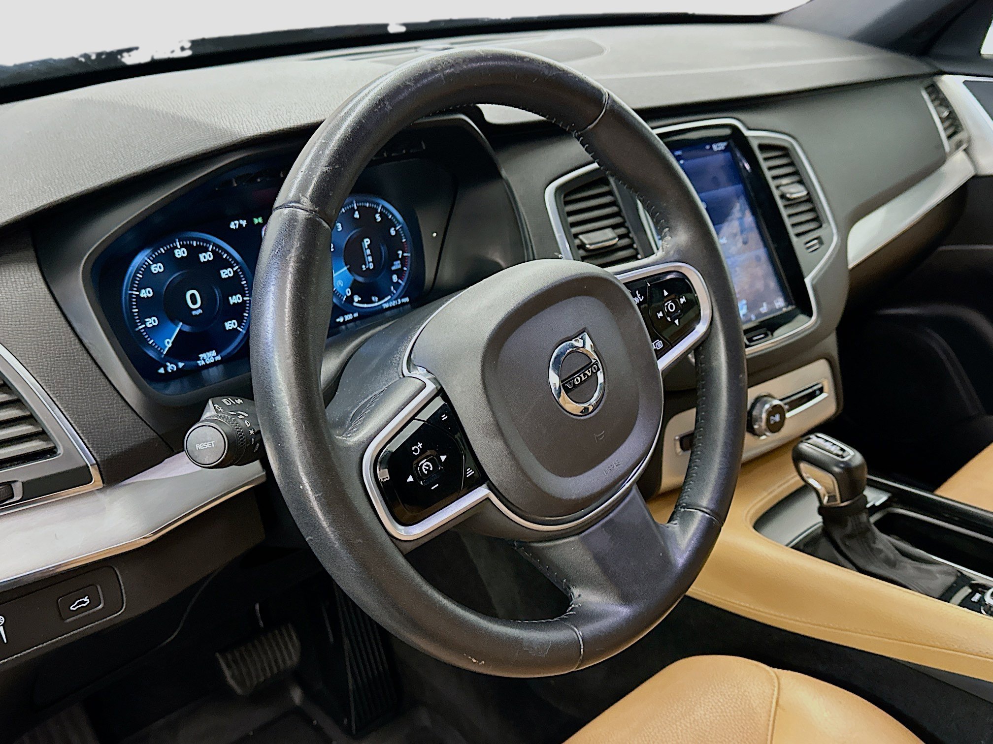 Used 2017 Volvo XC90 T6 Momentum w/ Vision Package image 18