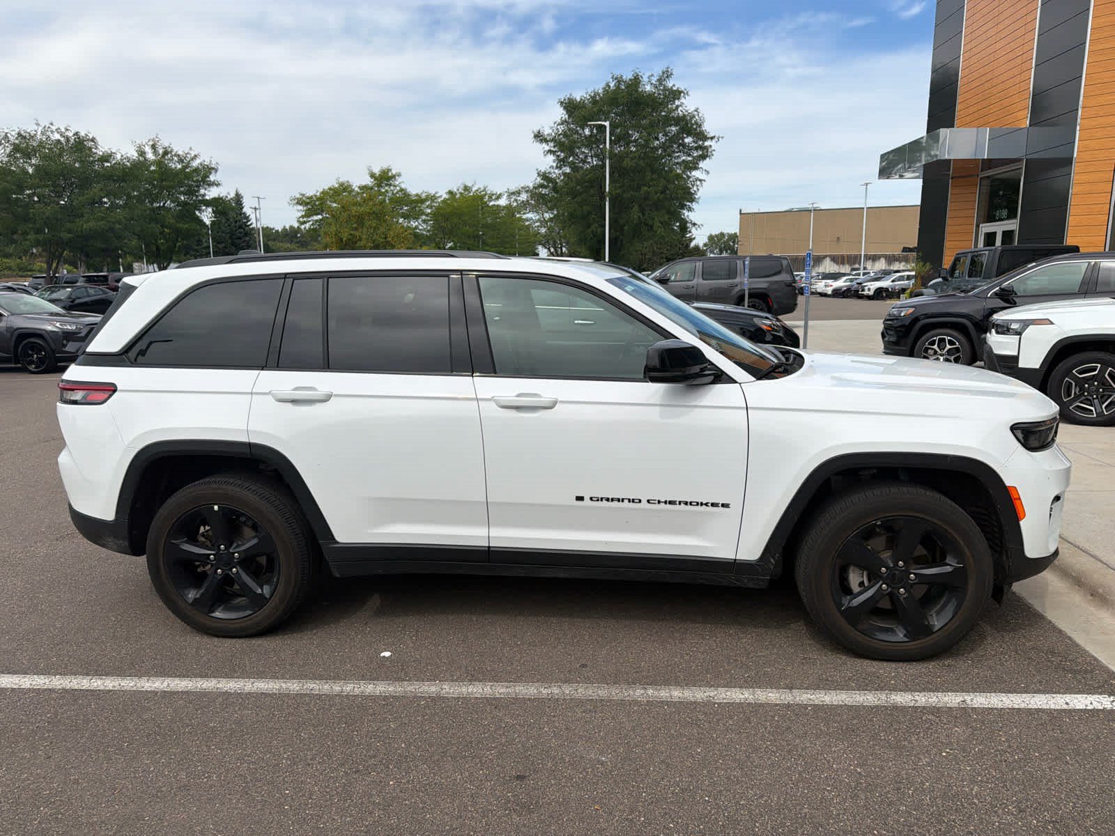 Used 2023 Jeep Grand Cherokee Altitude AWD/4WD image 4