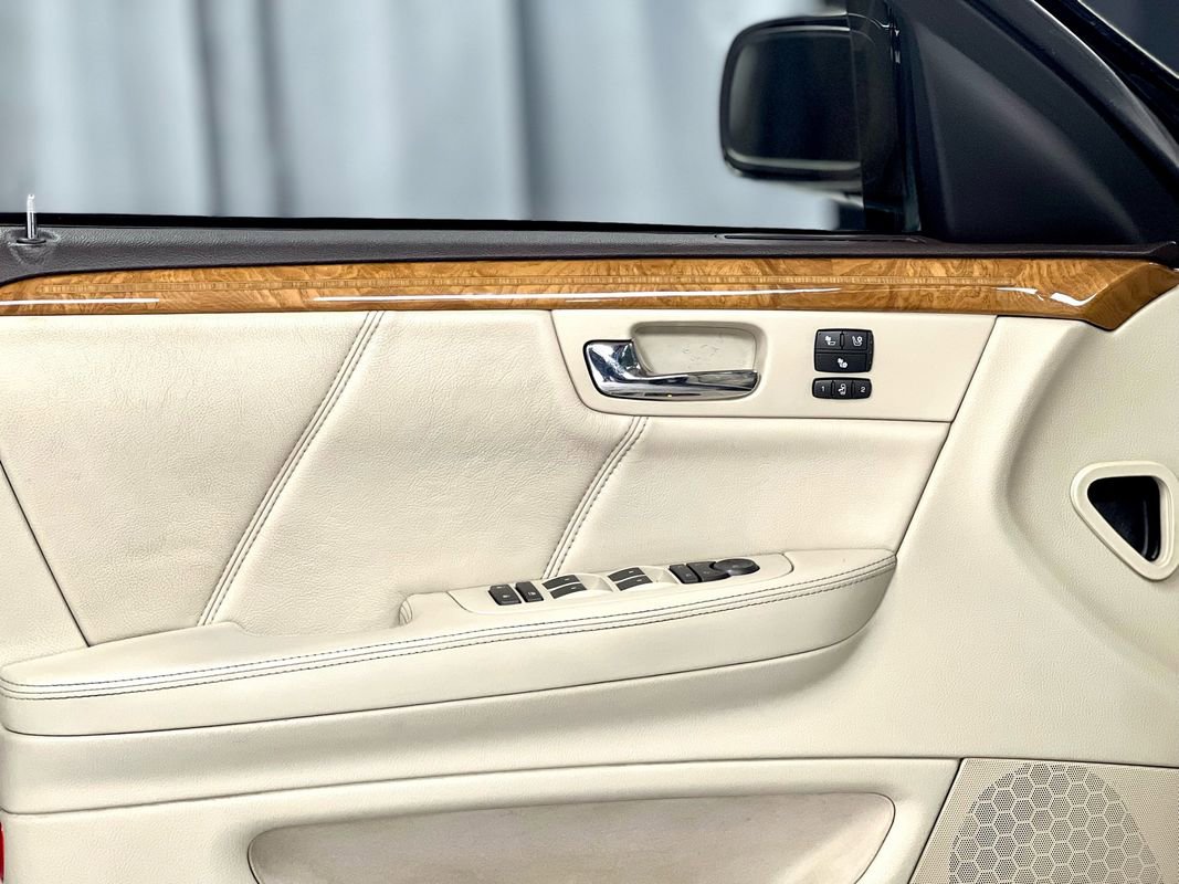 Used 2011 Cadillac DTS Platinum image 38