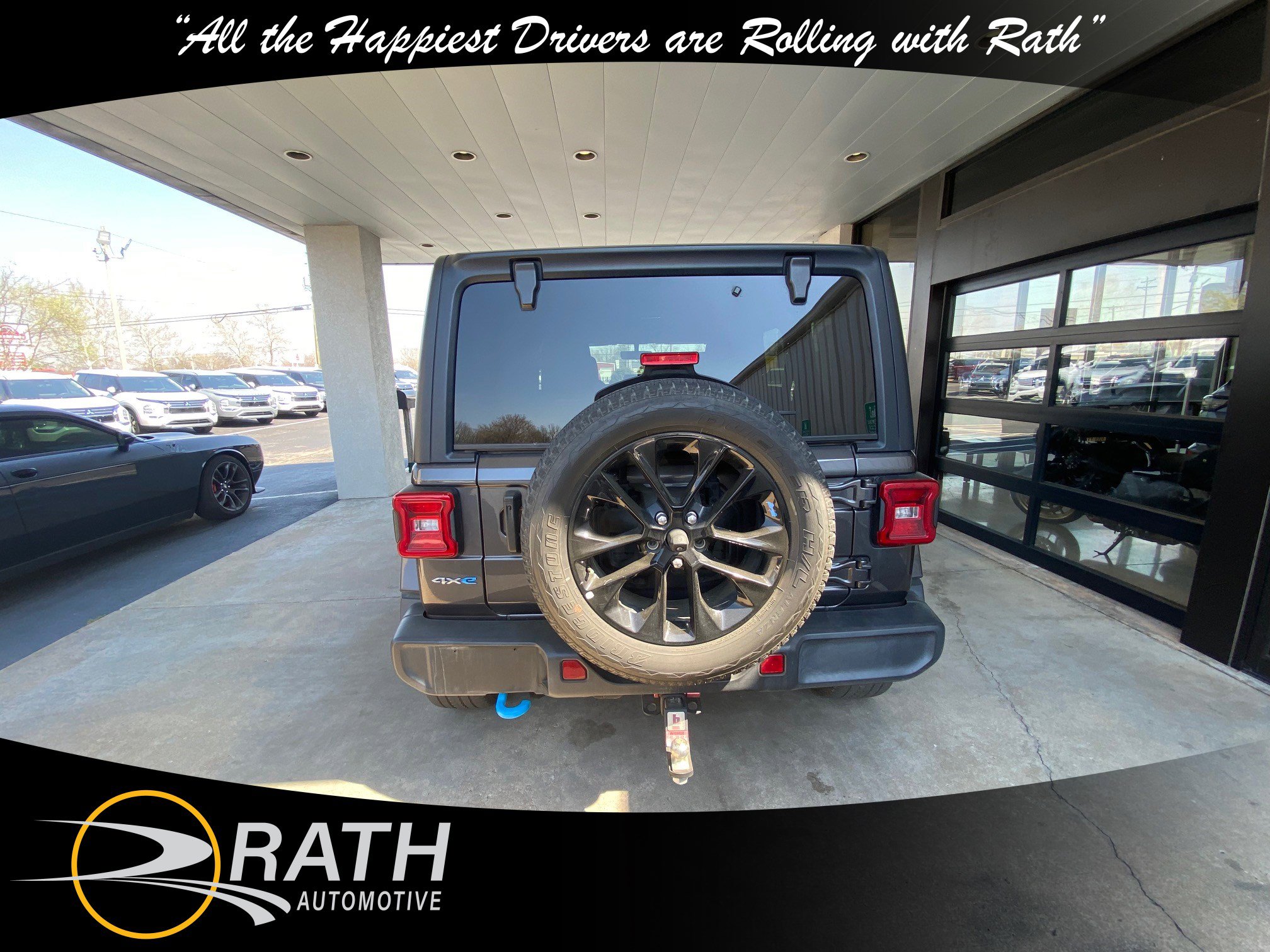 Used 2023 Jeep Wrangler Sahara w/ Cold Weather Group AWD/4WD image 7