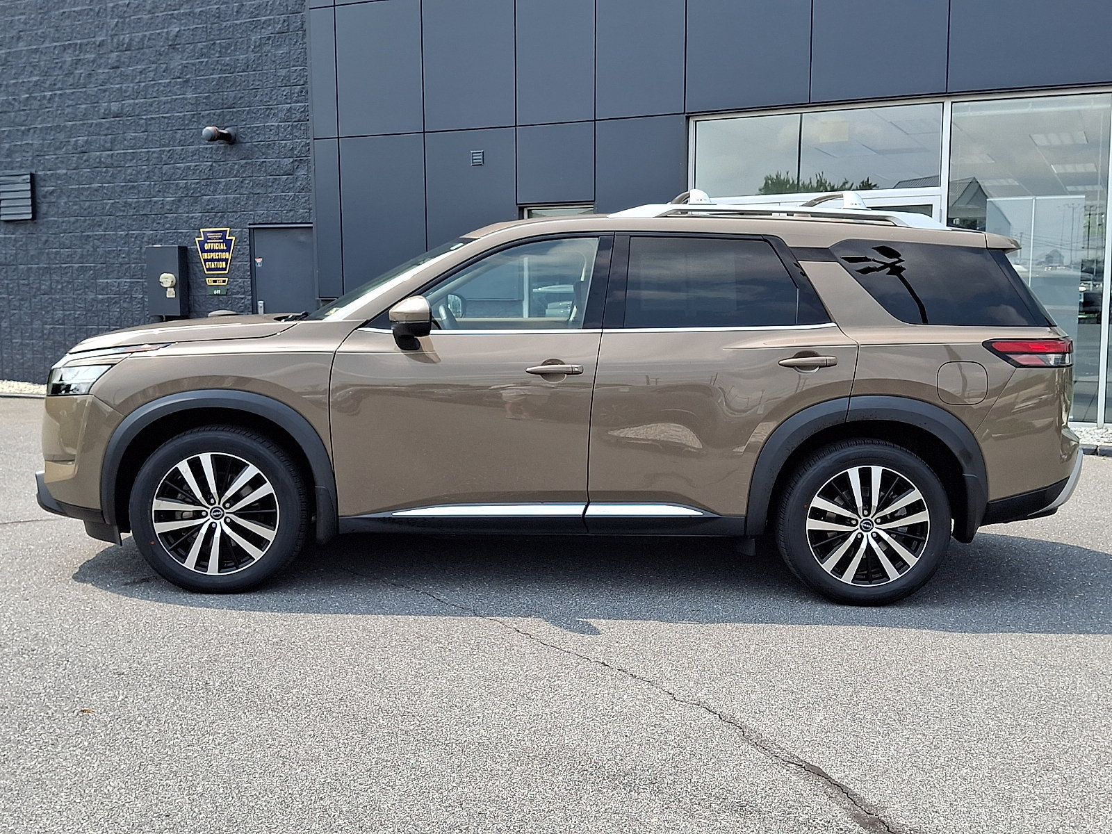 Certified 2023 Nissan Pathfinder Platinum w/ Cargo Package AWD/4WD image 4