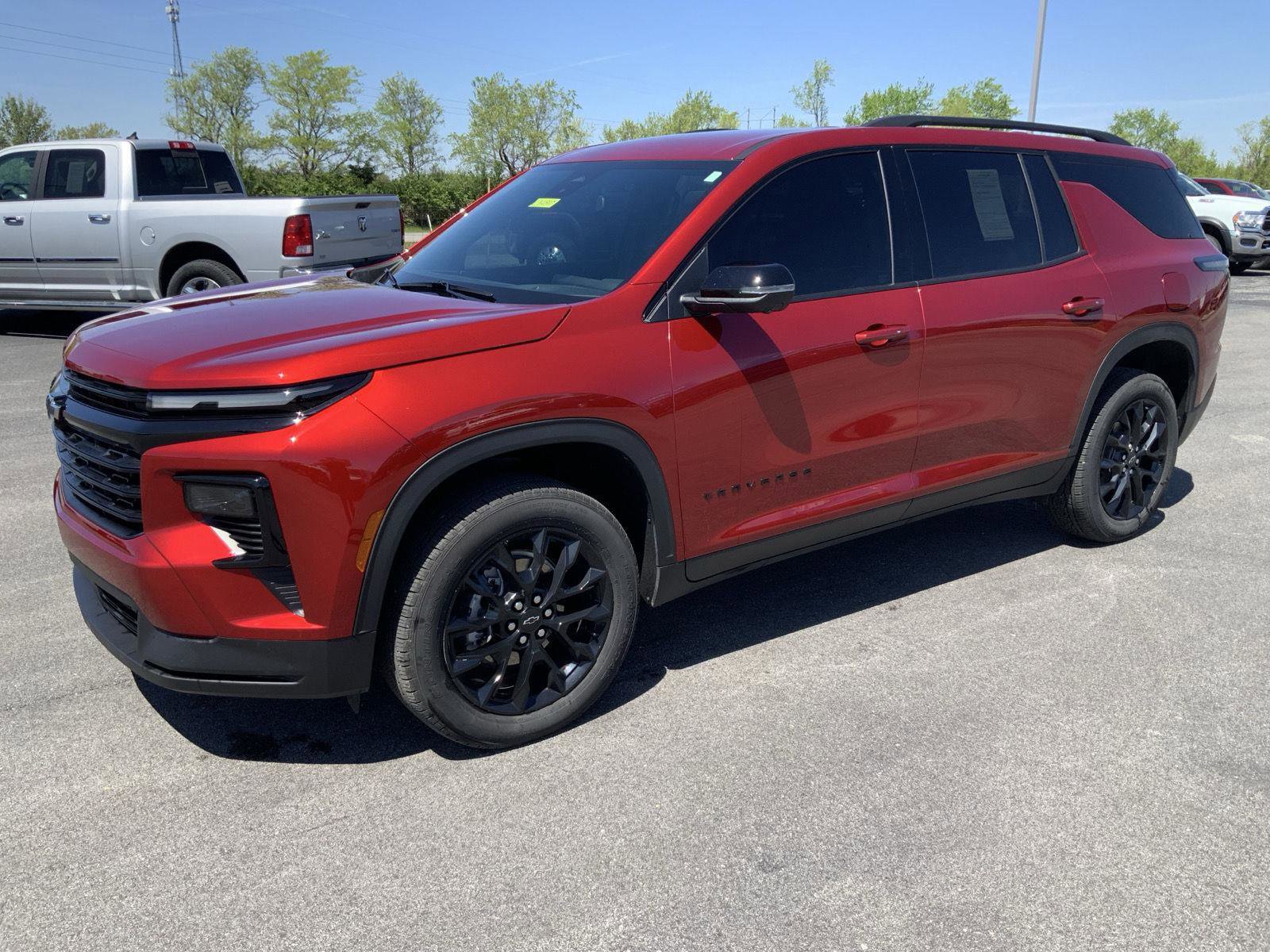 Used 2025 Chevrolet Traverse LT w/ Midnight/Sport Edition AWD/4WD image 4