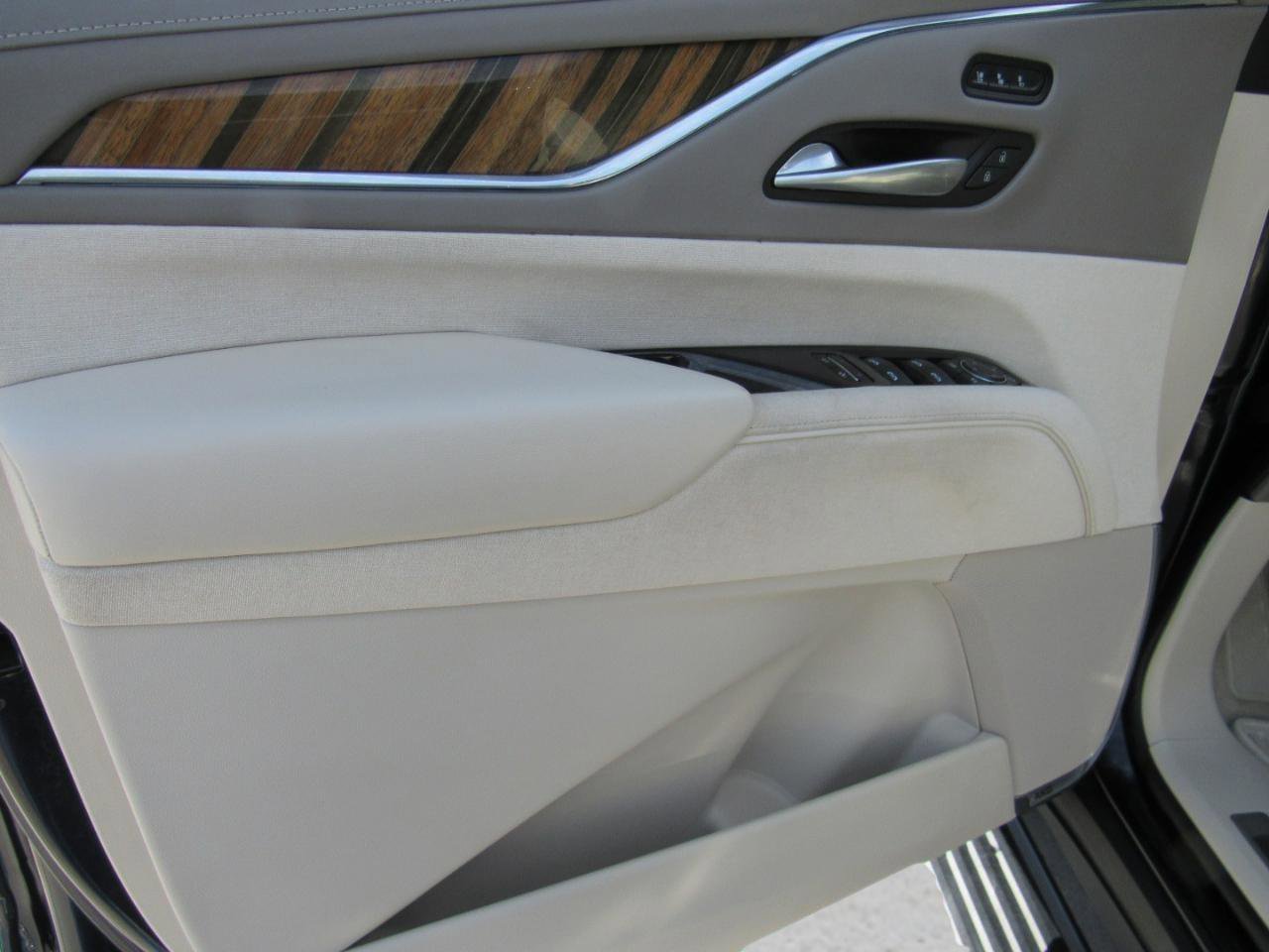 Used 2021 Cadillac Escalade Premium Luxury Platinum image 16