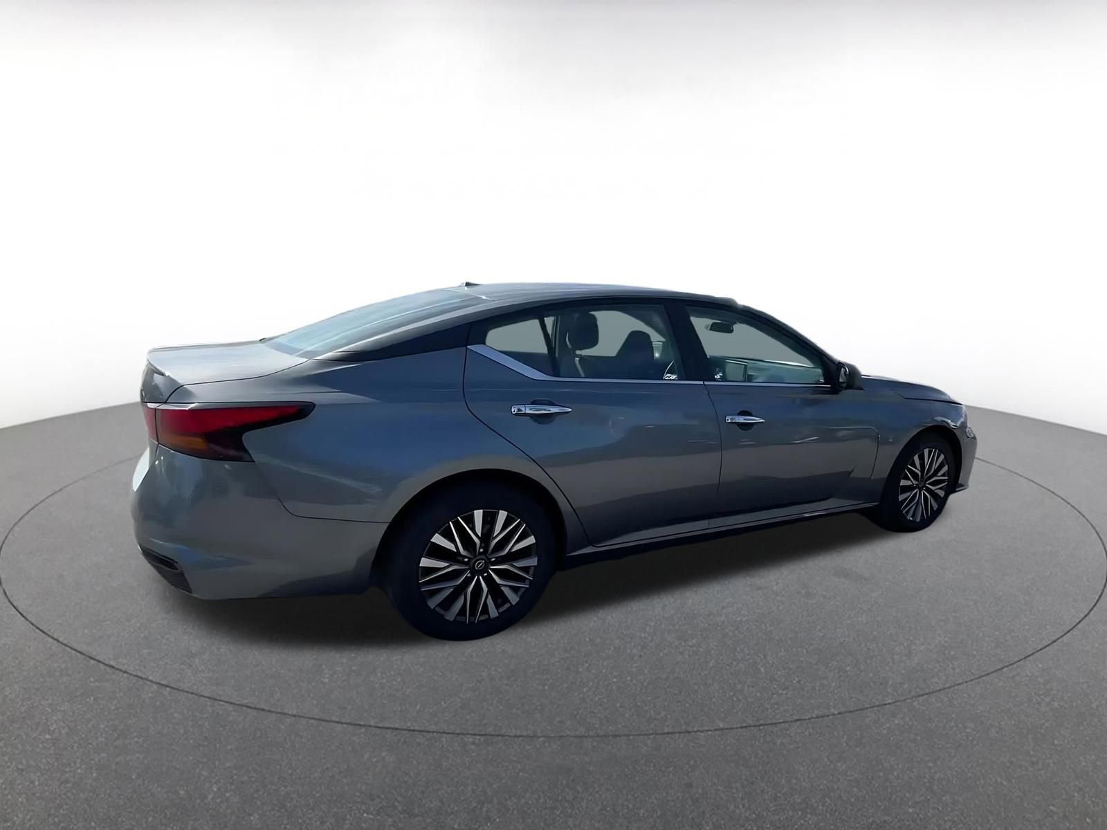 Used 2025 Nissan Altima 2.5 SV image 15