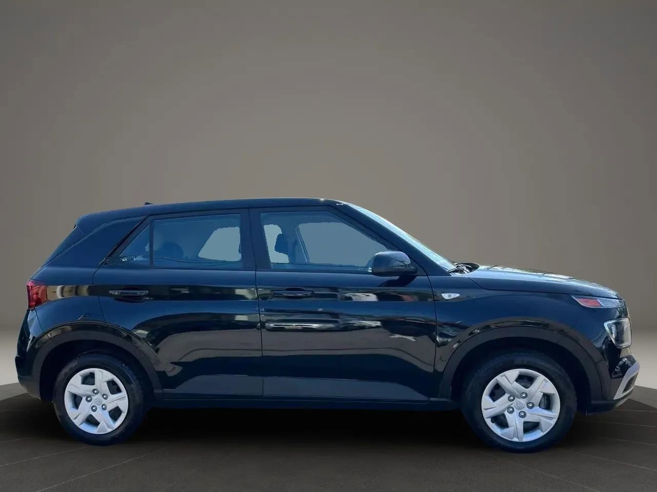Used 2020 Hyundai Venue SE FWD image 4