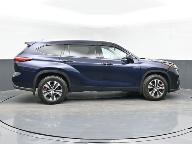 Used 2022 Toyota Highlander XLE image 3