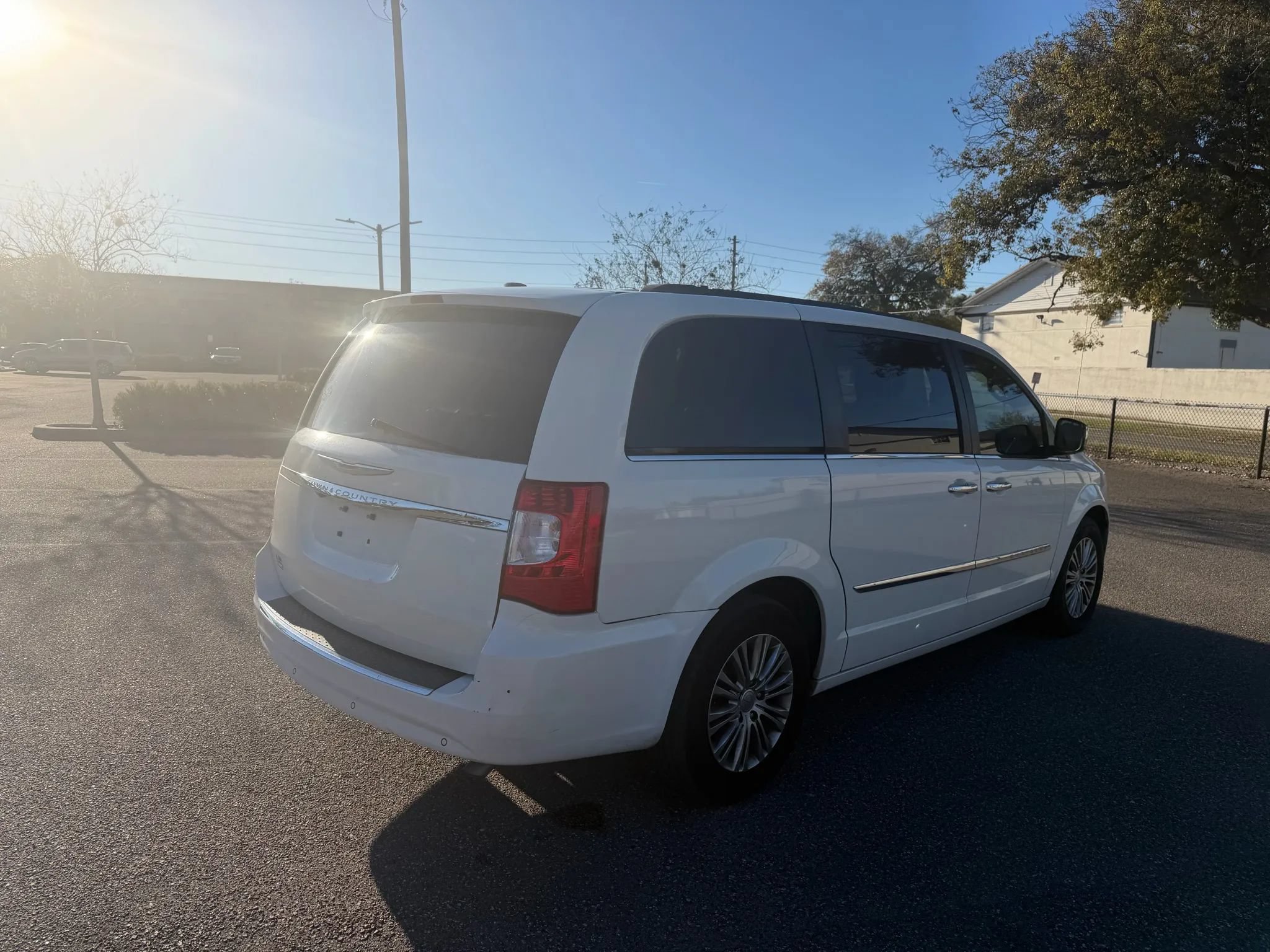 Used 2013 Chrysler Town & Country Touring-L w/ Driver Convenience Group FWD image 6