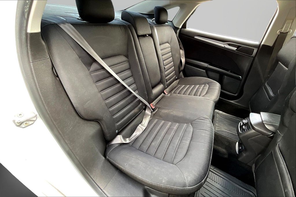 Used 2015 Ford Fusion SE FWD image 25