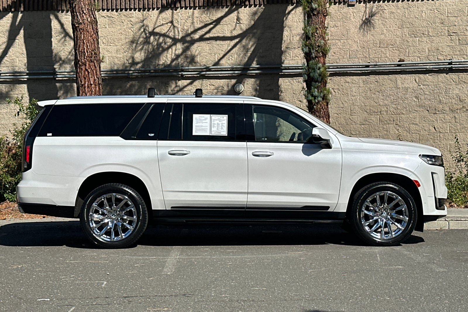 Used 2023 Cadillac Escalade ESV Premium Luxury w/ LPO, Radiant Package AWD/4WD image 2