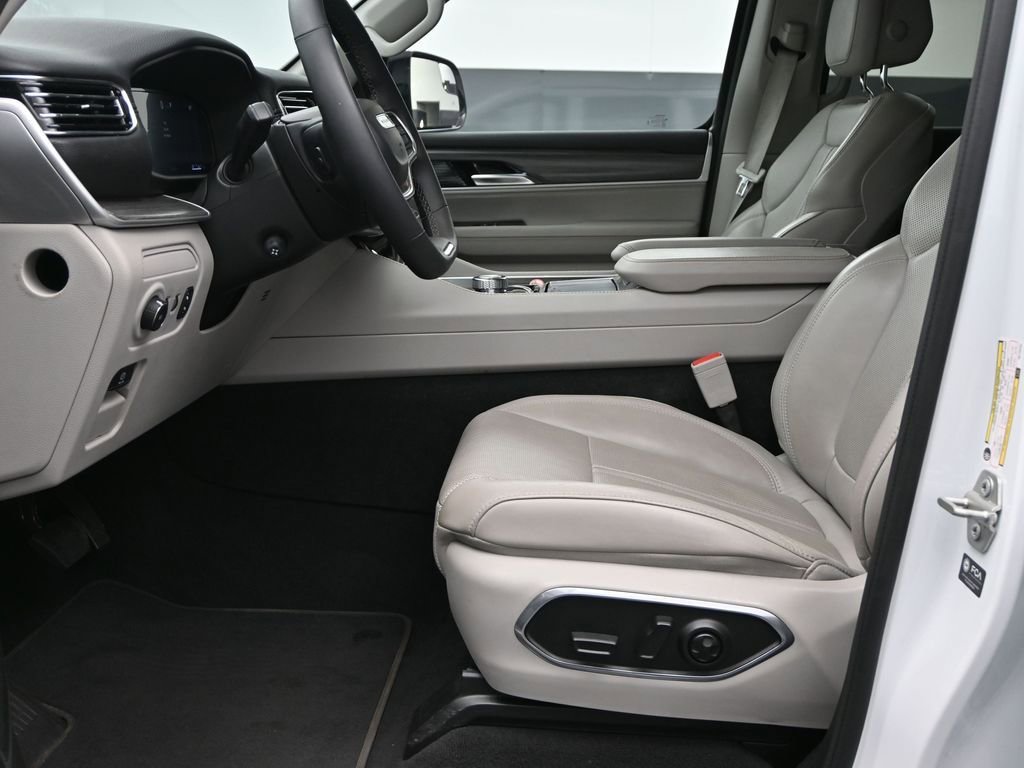 Used 2024 Jeep Wagoneer L Series II w/ Flexible Seating Group image 11