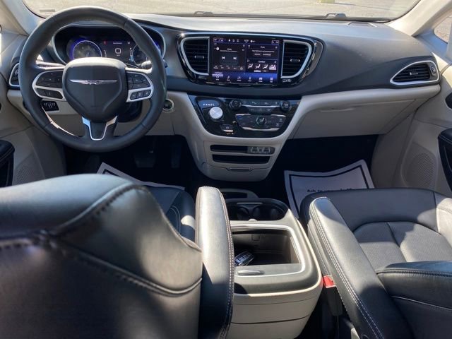 Used 2024 Chrysler Pacifica Touring-L image 6