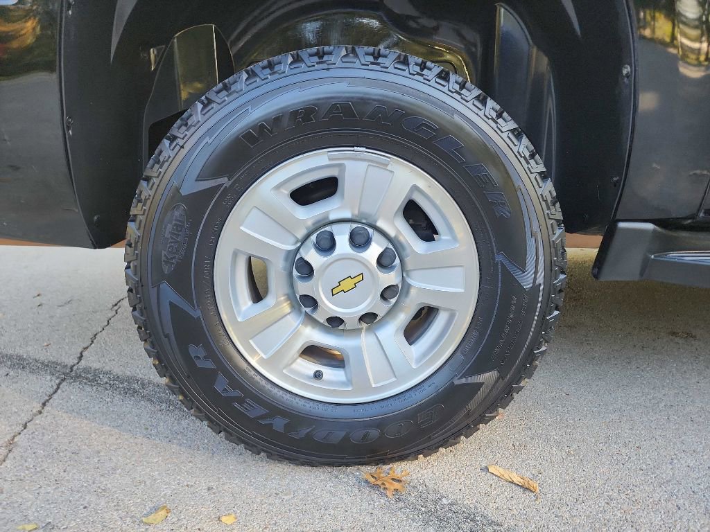 Used 2010 Chevrolet Suburban 2500 LS w/ Skid Plate Package image 9