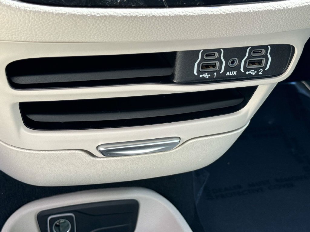 Used 2024 Chrysler Pacifica Limited FWD image 20