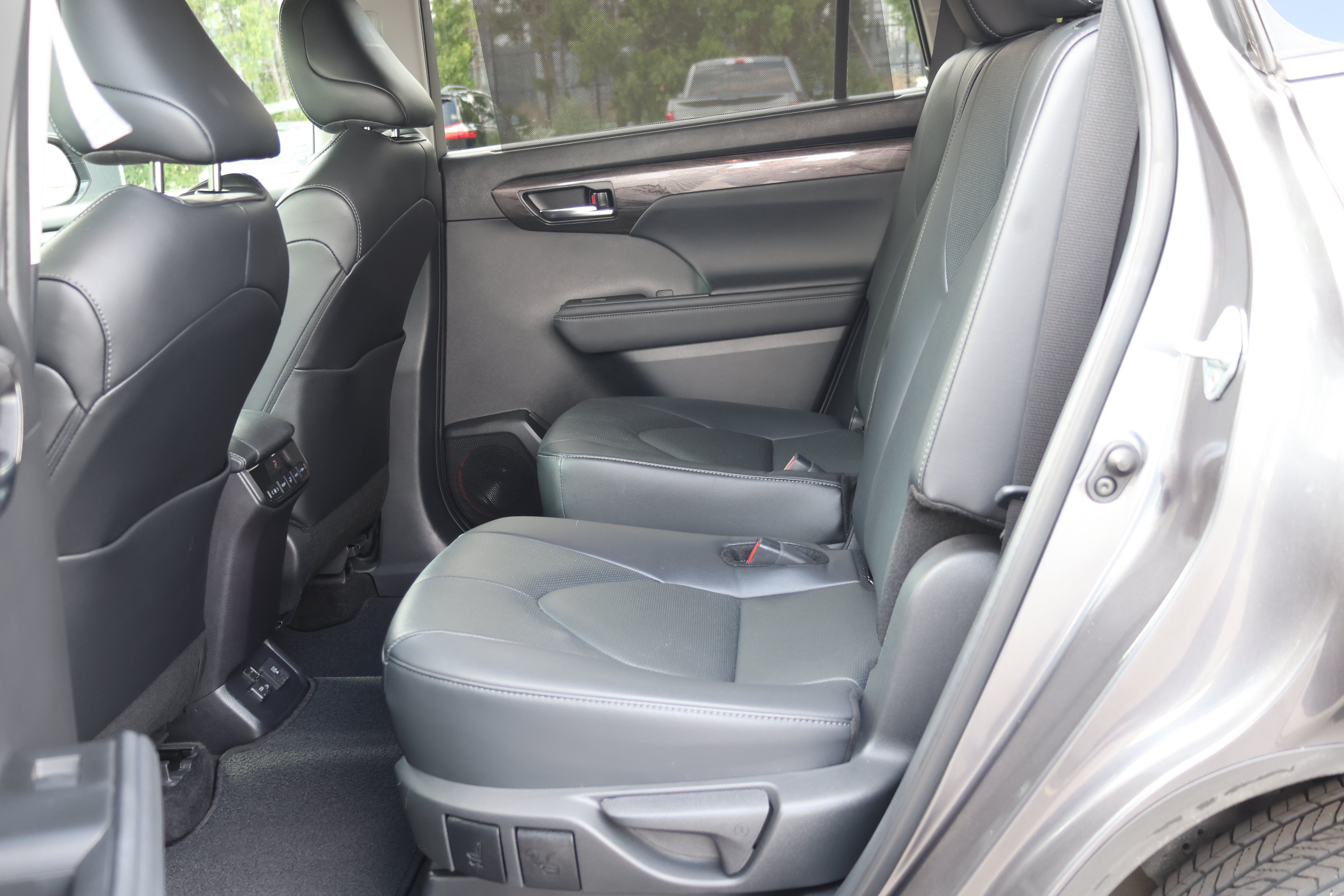 Certified 2024 Toyota Highlander Limited AWD/4WD image 16