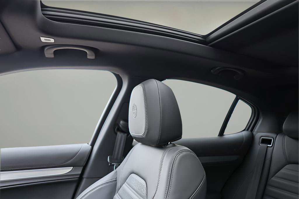 New 2025 Alfa Romeo Stelvio Sprint image 17