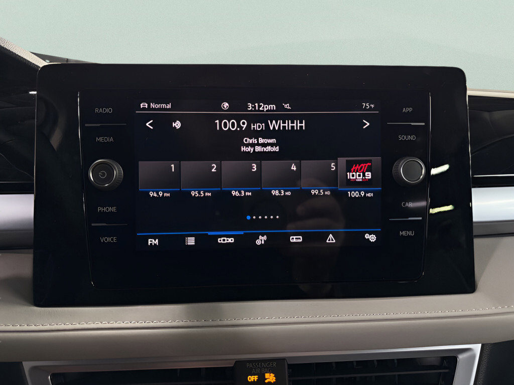 Used 2025 Volkswagen Taos SE image 15