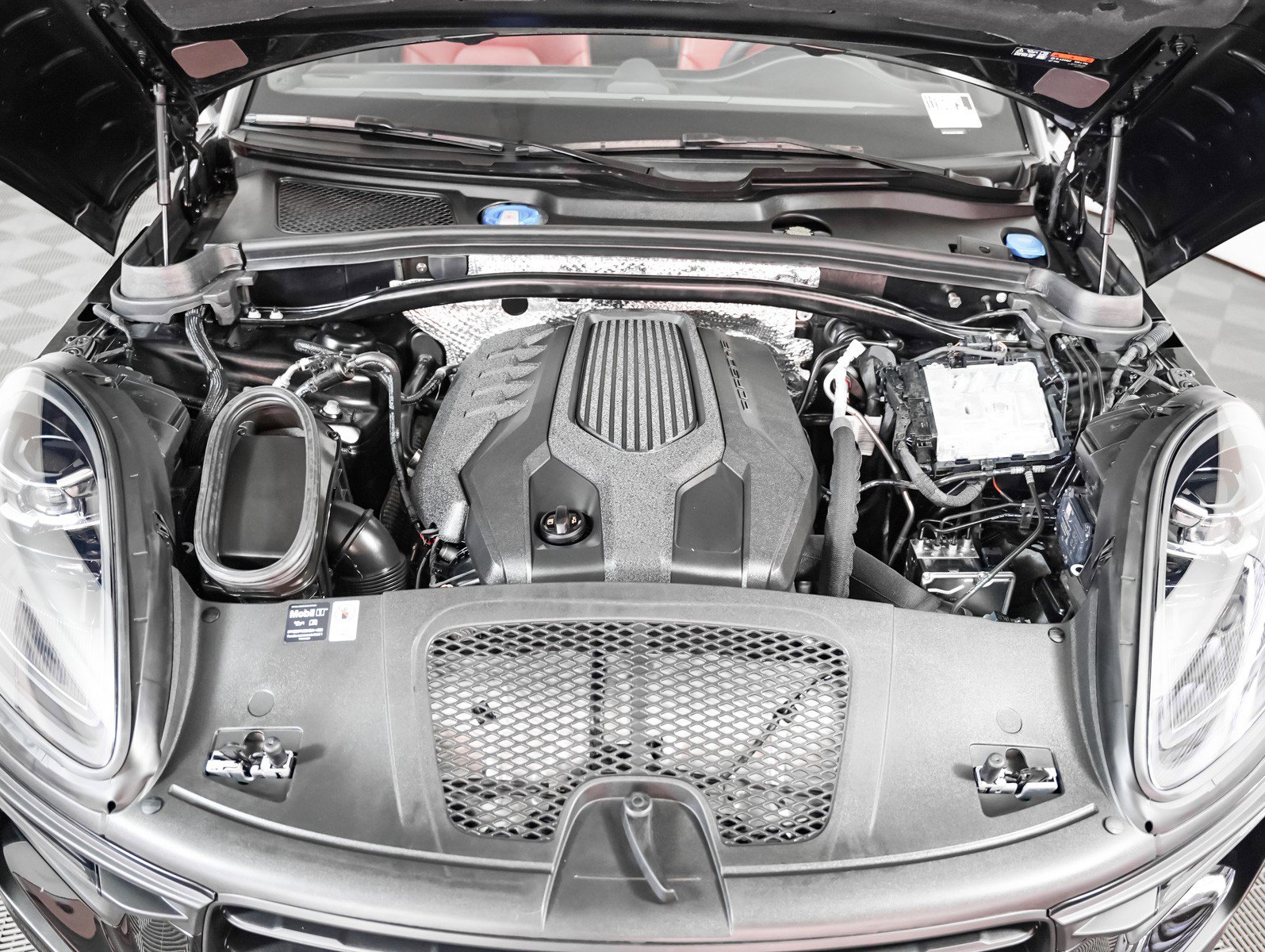 Certified 2025 Porsche Macan image 14