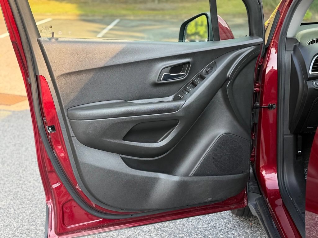 Used 2022 Chevrolet Trax LT w/ LT Convenience Package FWD image 9