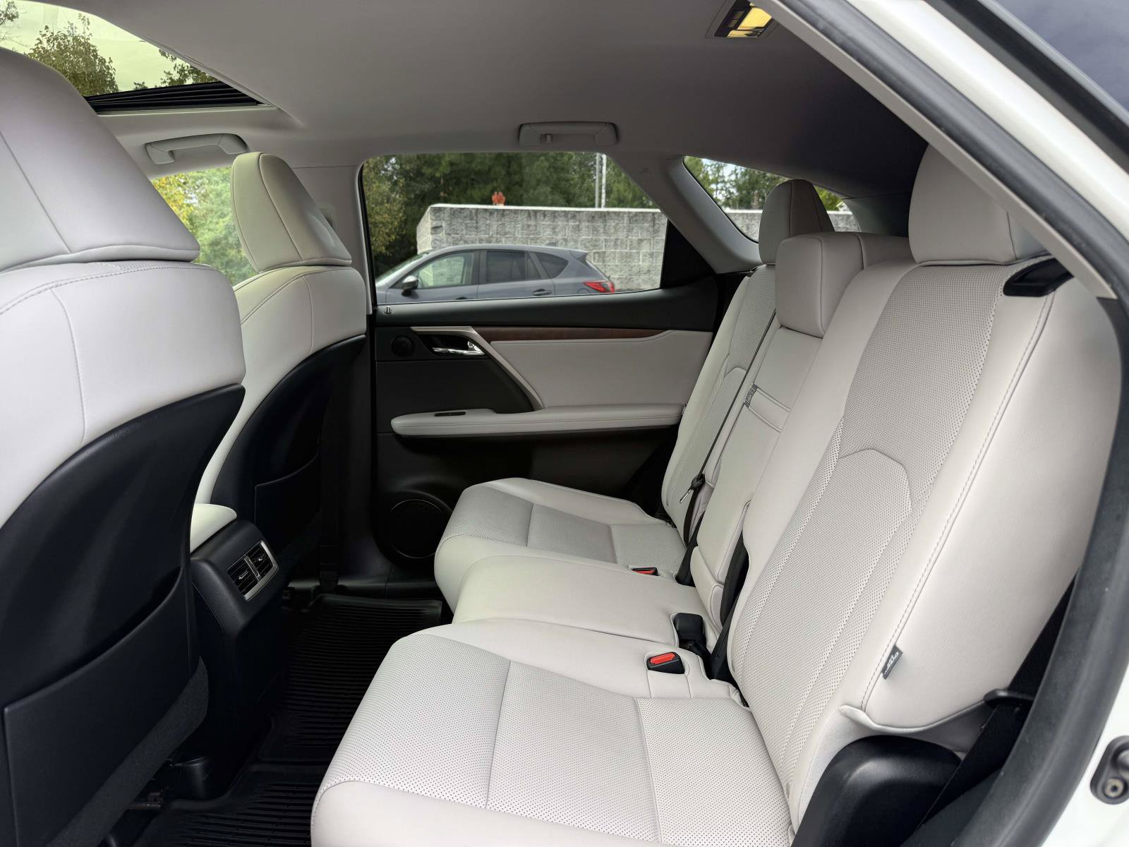 Used 2021 Lexus RX 350L Premium w/ Premium Package AWD/4WD image 17