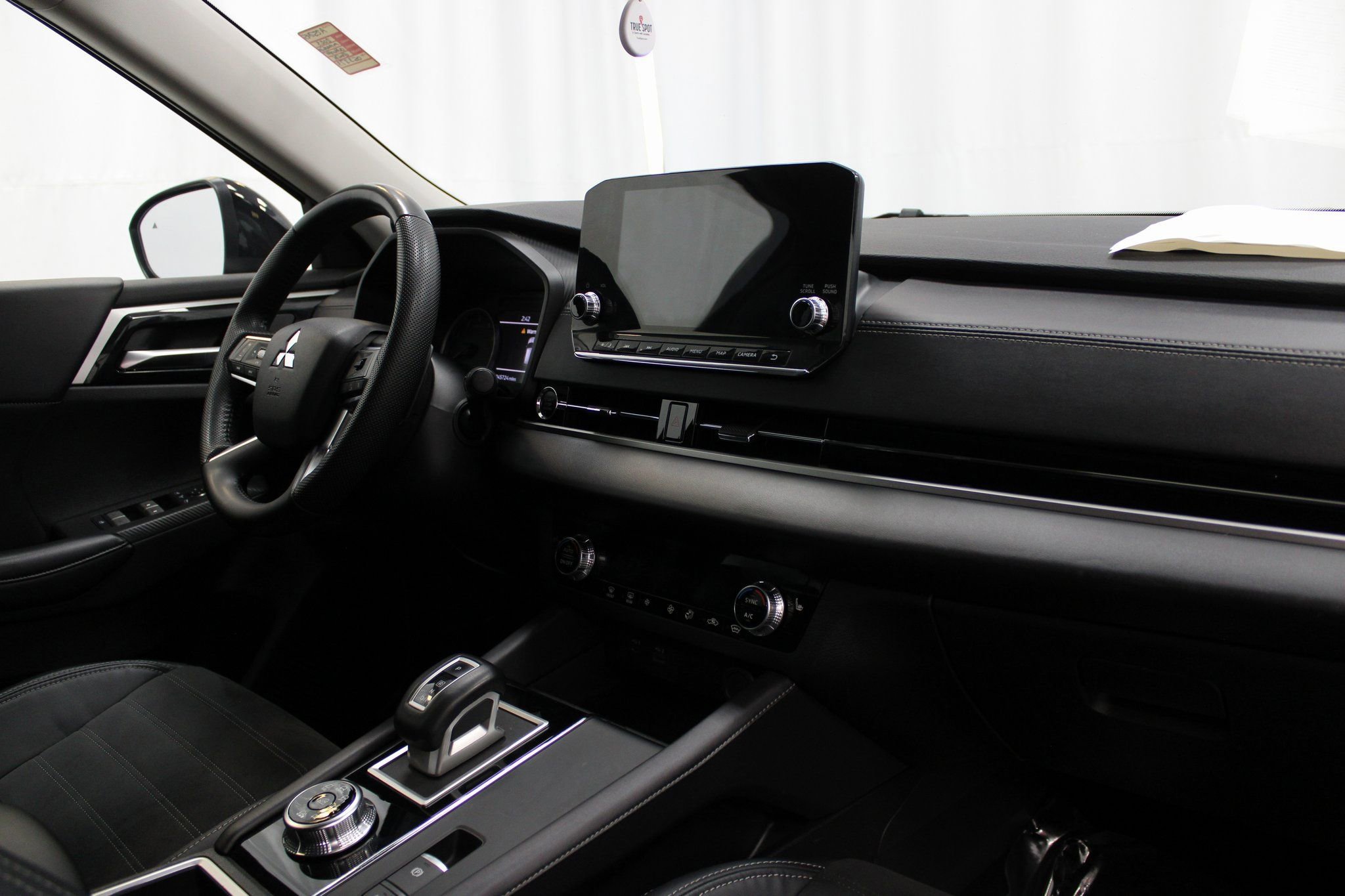 Used 2023 Mitsubishi Outlander SE image 25