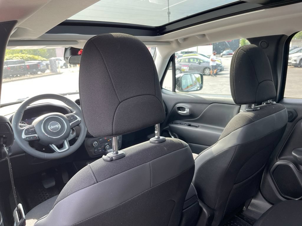 Used 2023 Jeep Renegade Altitude w/ Sun/Sound Group AWD/4WD image 12