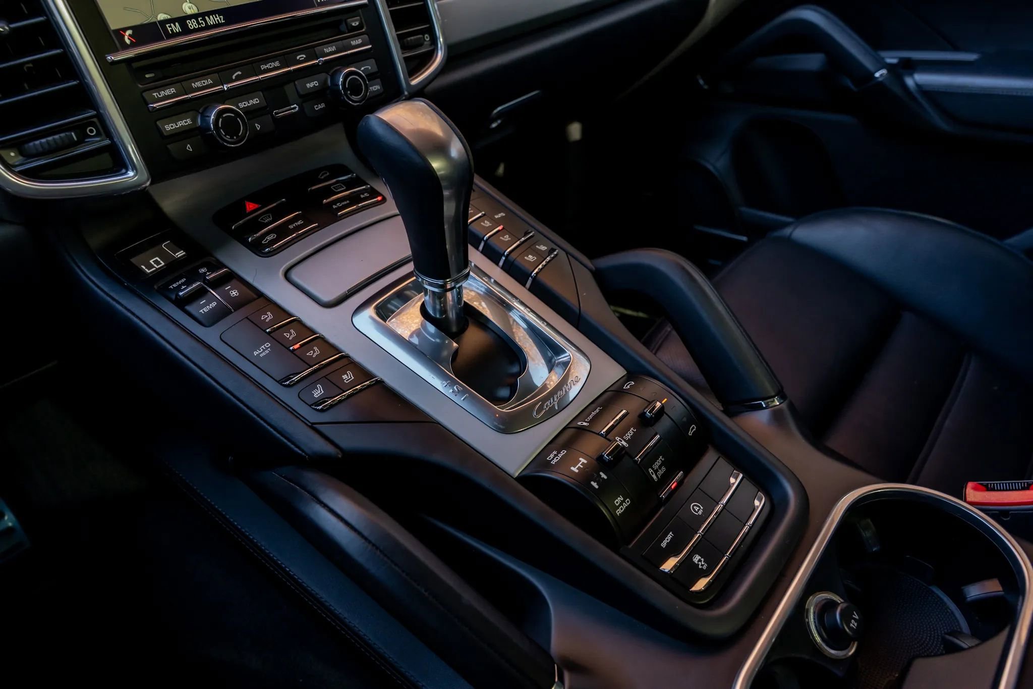 Used 2015 Porsche Cayenne Turbo image 19