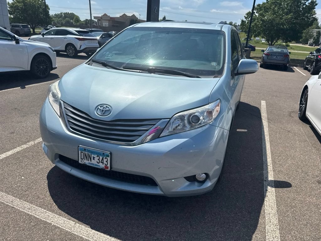 Used 2015 Toyota Sienna XLE Premium FWD image 3