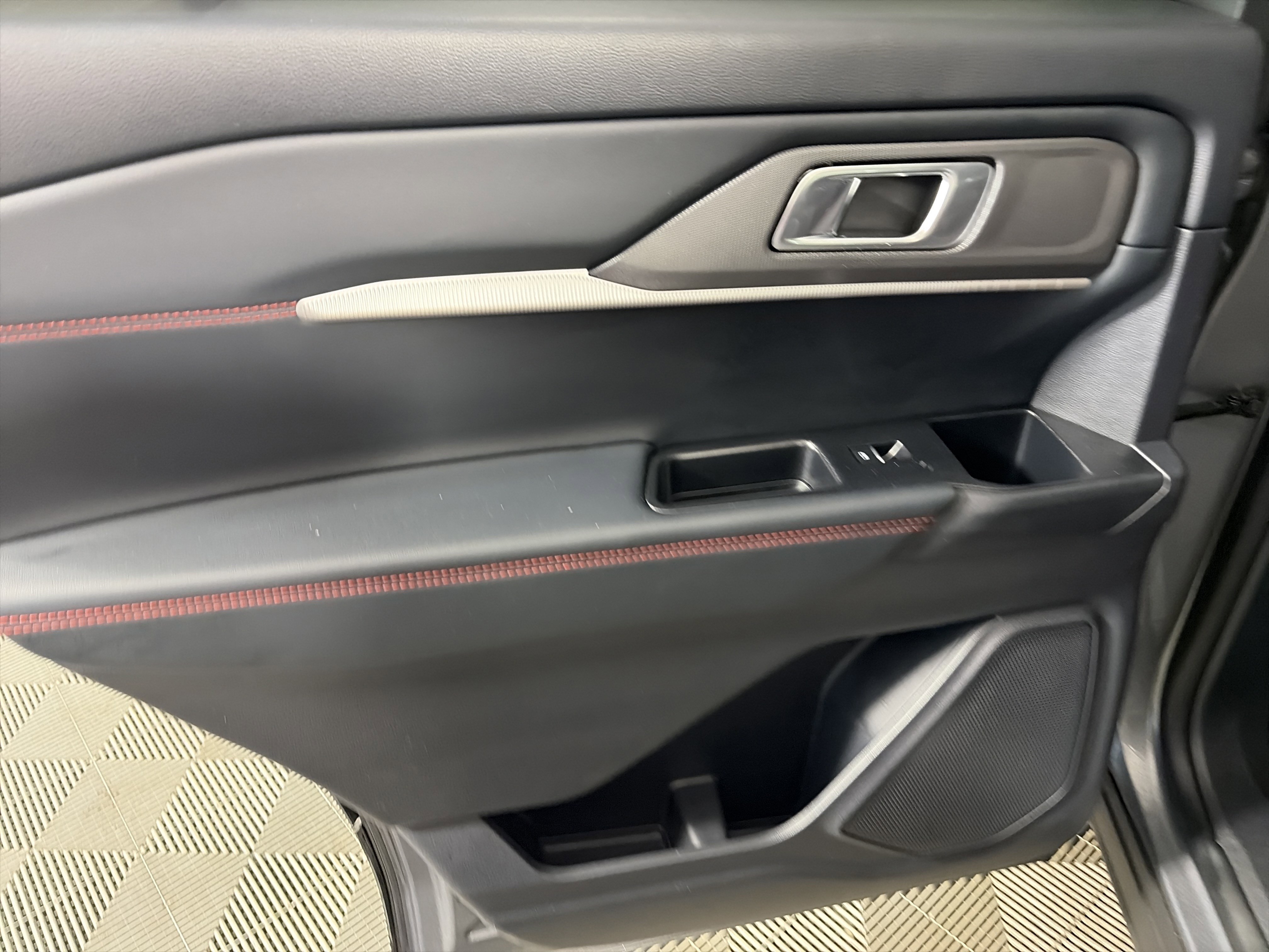 Used 2025 Ford Explorer ST-Line w/ ST-Line Street Pack image 36