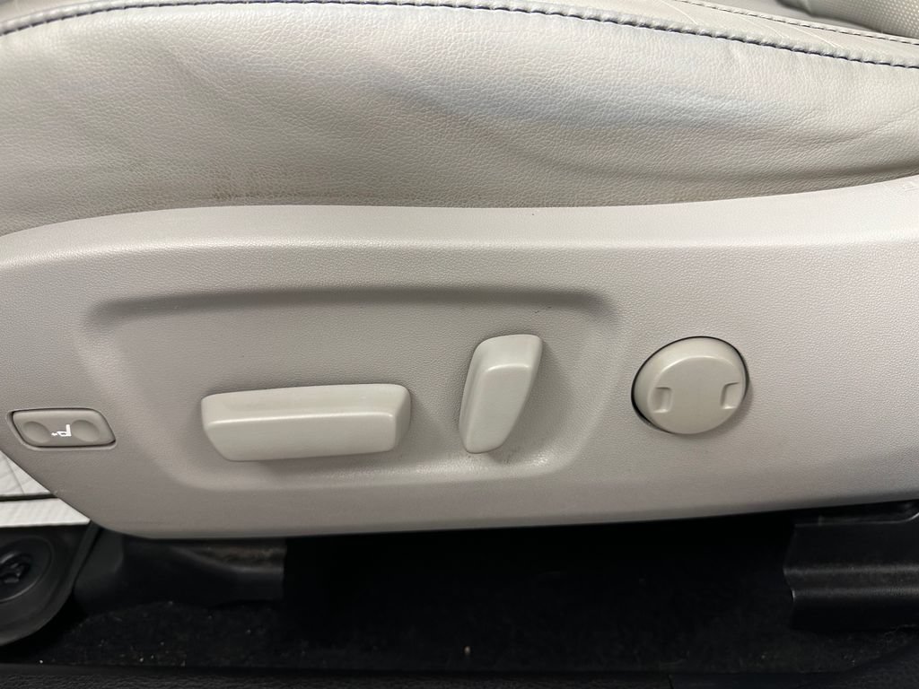 Used 2019 Toyota Highlander Limited w/ Carpet Mat Package (TMS) AWD/4WD image 17