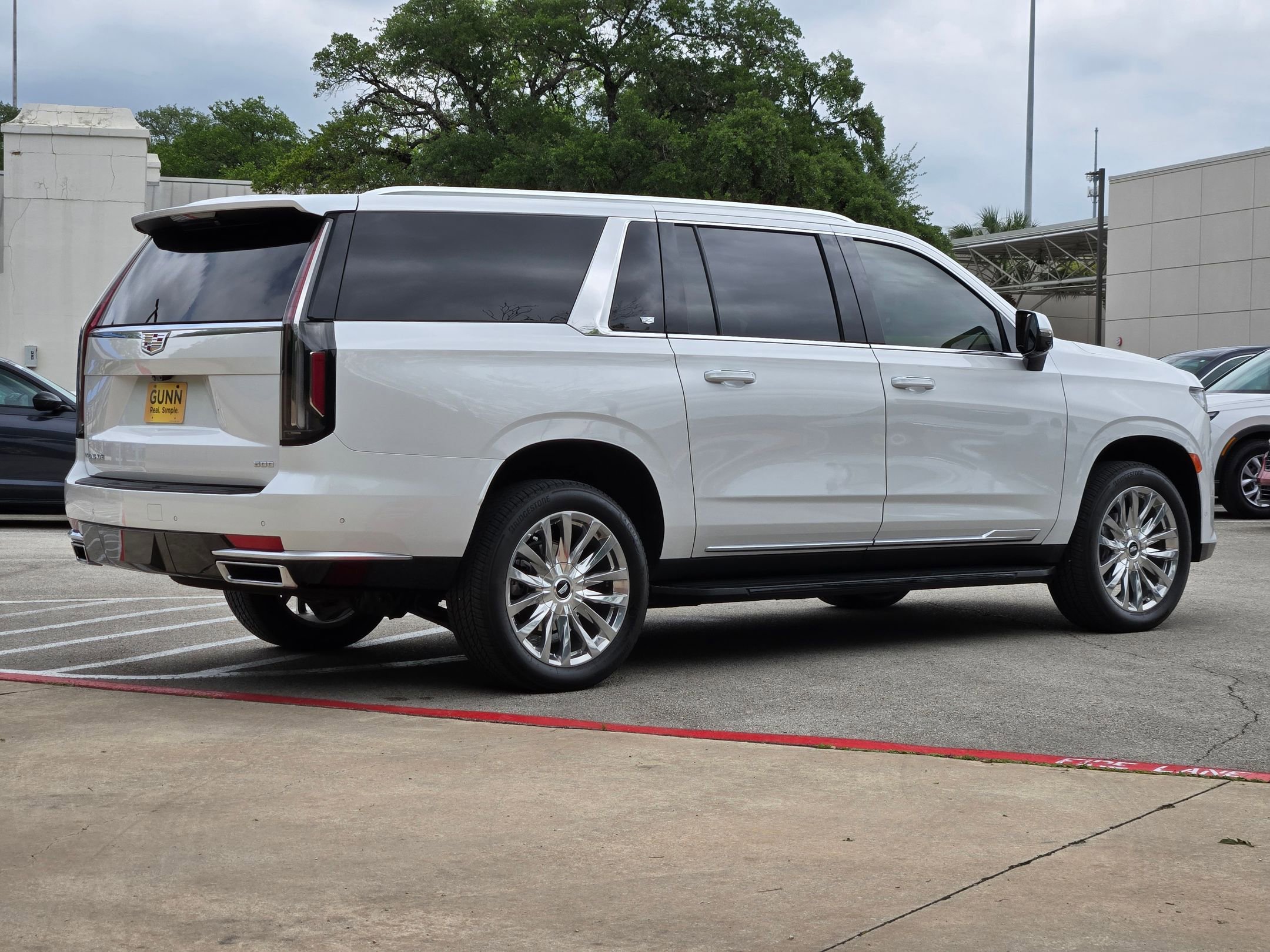 Used 2024 Cadillac Escalade ESV Premium Luxury AWD/4WD image 3