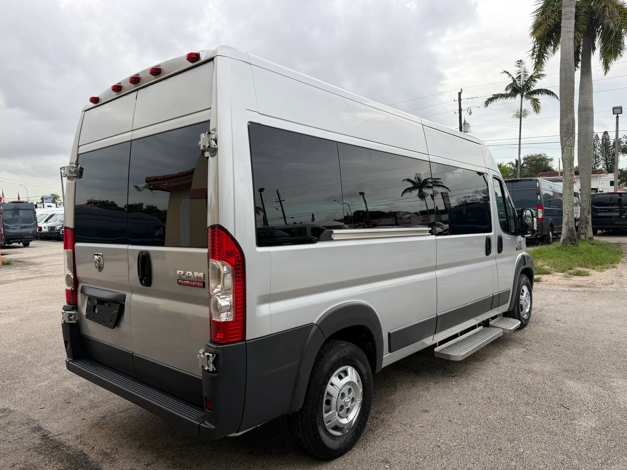 Used 2017 RAM ProMaster 2500 w/ Premium Appearance Group FWD image 9