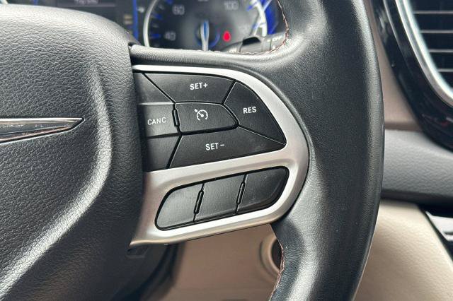 Used 2018 Chrysler Pacifica Touring-L FWD image 22