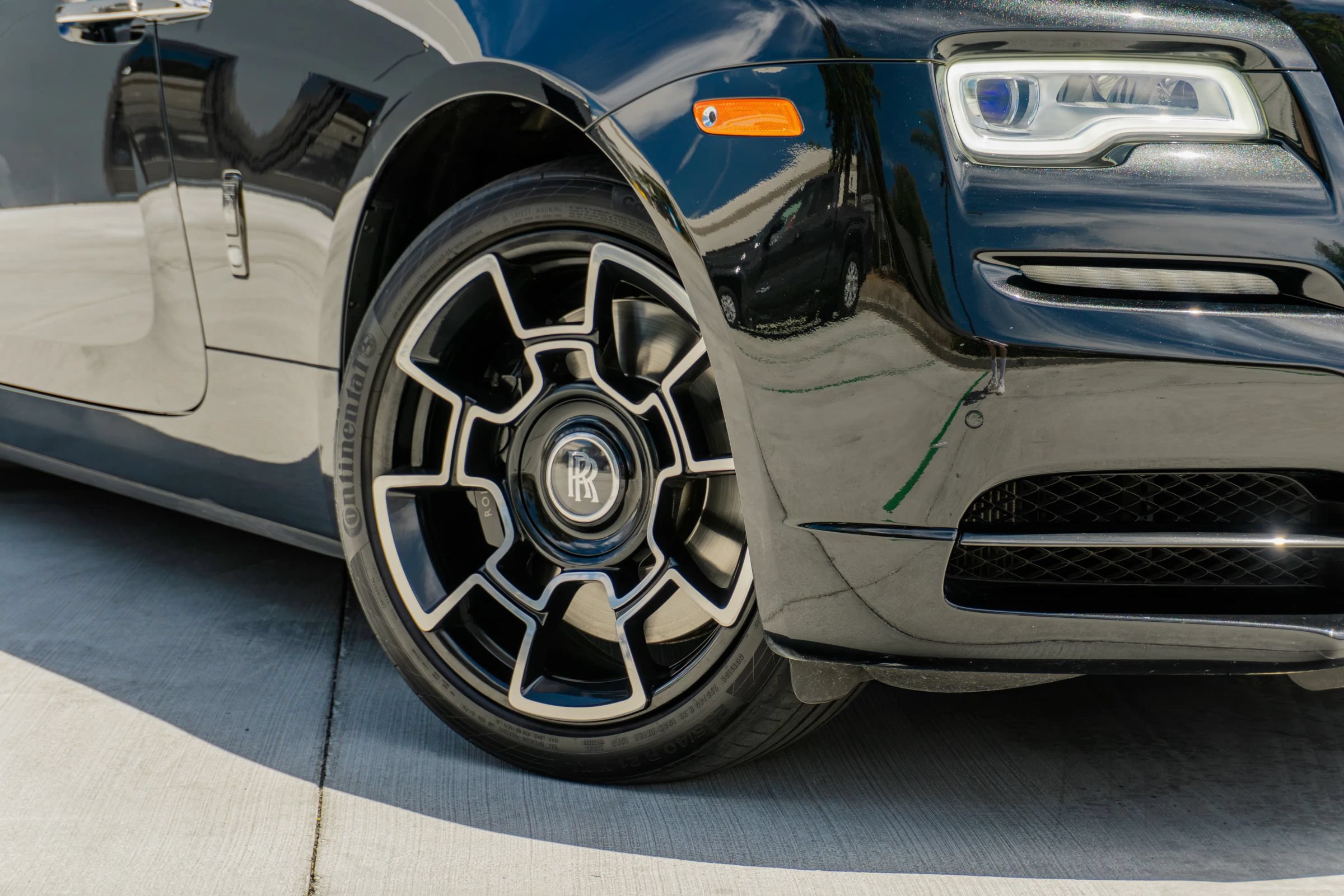 Used 2018 Rolls-Royce Dawn RWD image 32