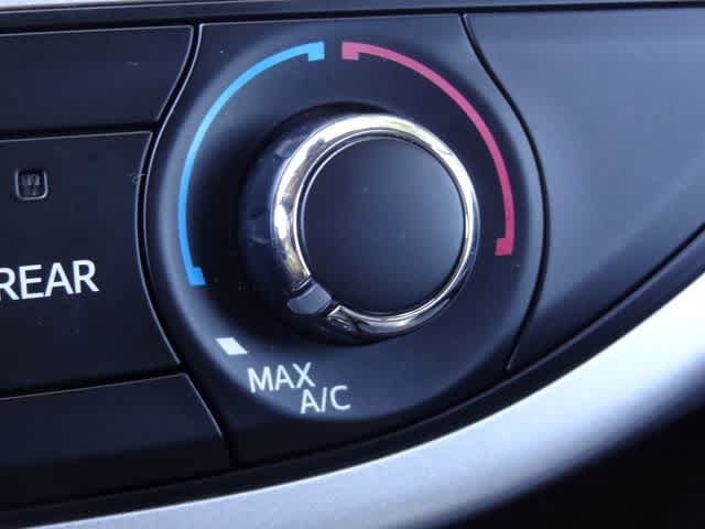 Used 2019 Toyota Highlander LE AWD/4WD image 25