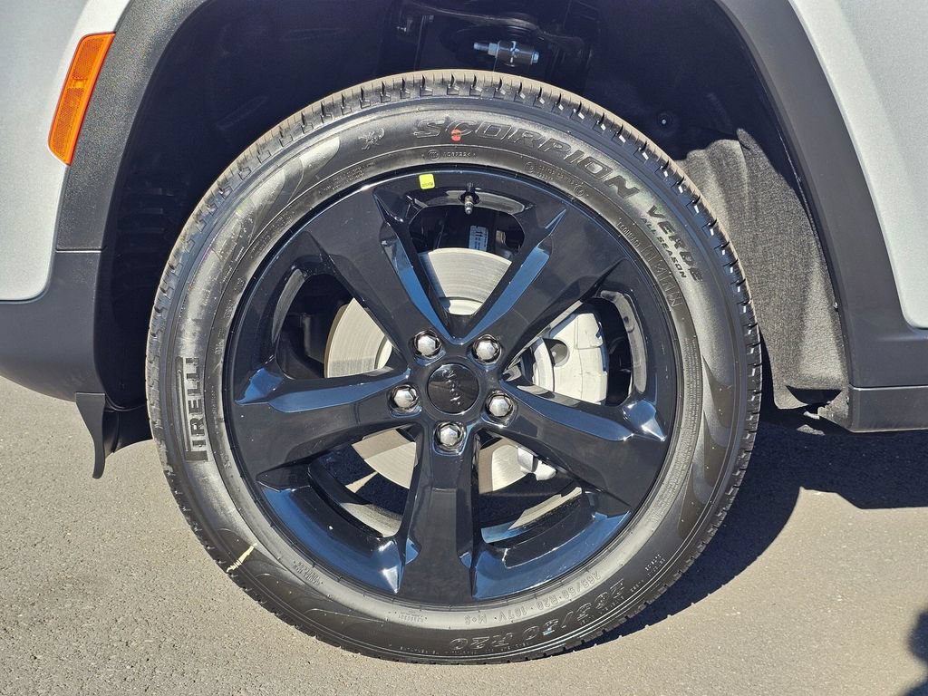 New 2025 Jeep Grand Cherokee Limited w/ Black Appearance Package AWD/4WD image 8