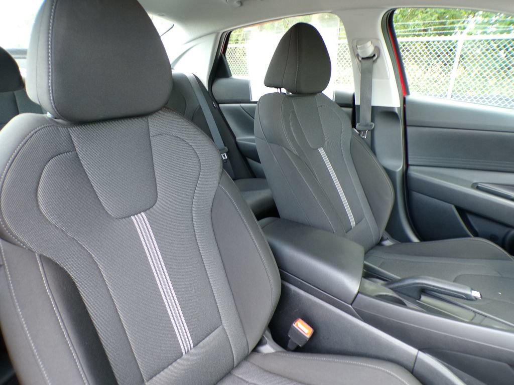 Certified 2025 Hyundai Elantra SE FWD image 13