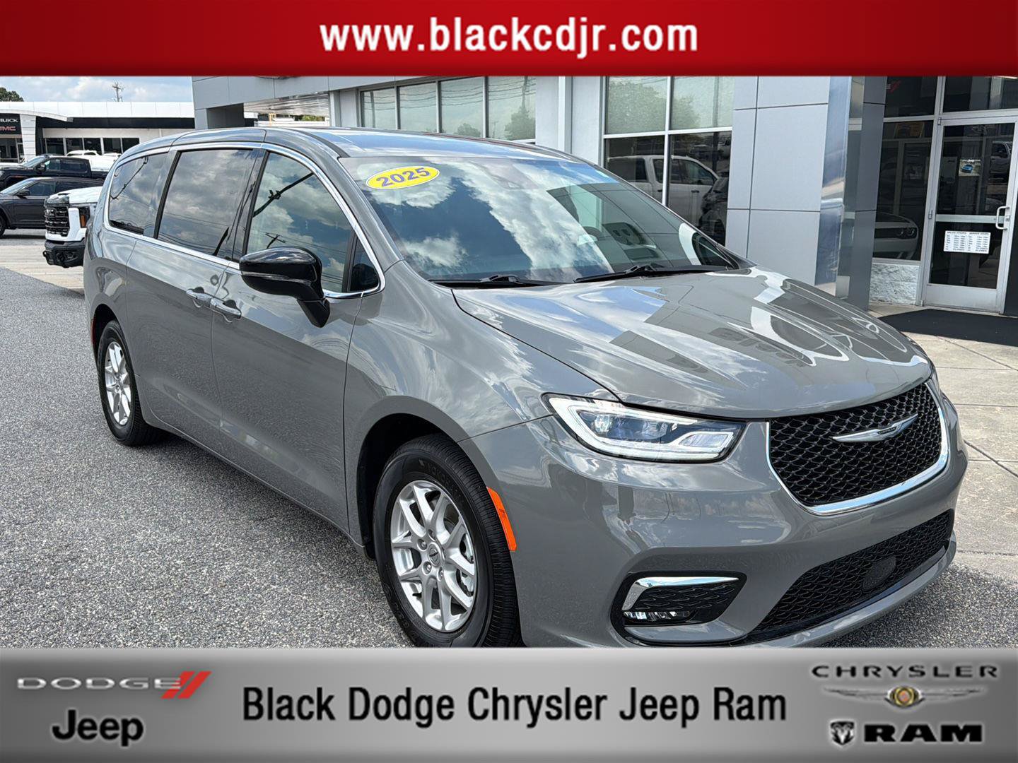 Certified 2025 Chrysler Pacifica Select FWD image 1