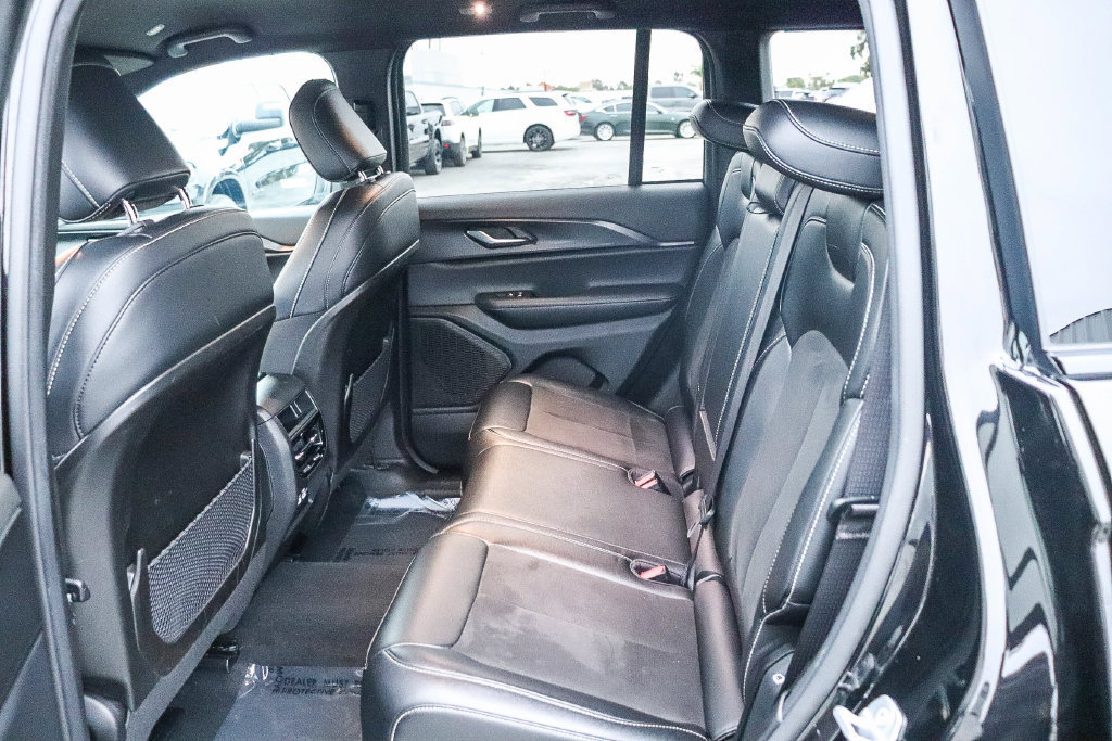 Used 2025 Jeep Grand Cherokee Altitude AWD/4WD image 21