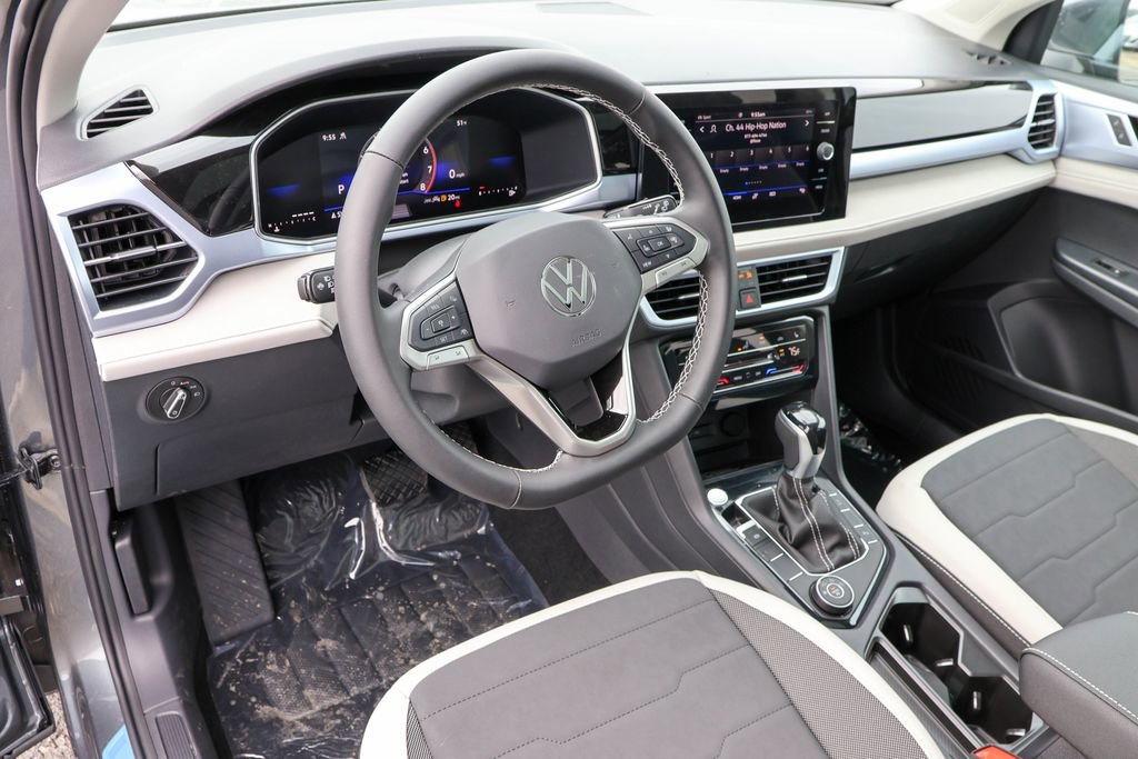 New 2025 Volkswagen Taos SE image 3