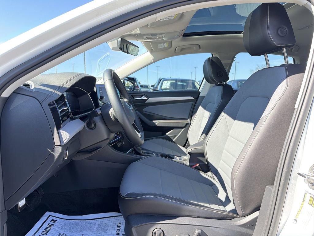 Used 2025 Volkswagen Jetta SE image 11