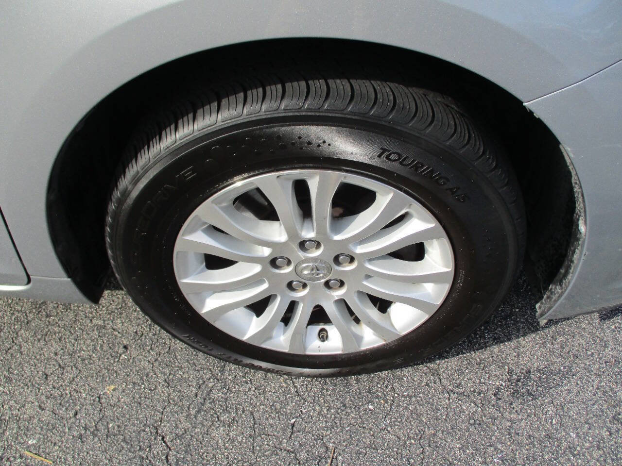 Used 2015 Toyota Sienna XLE Premium image 32