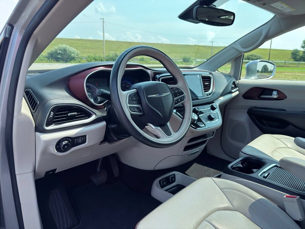 Used 2017 Chrysler Pacifica Limited w/ Advanced Safetytec Group FWD image 28