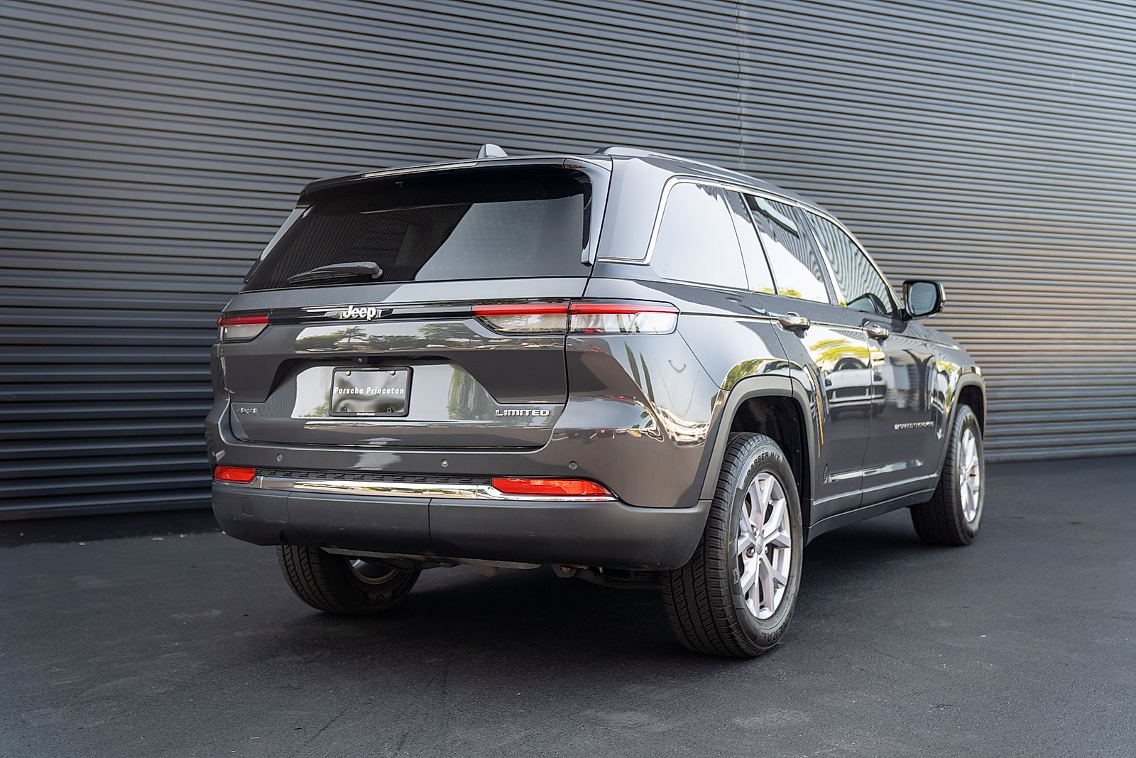 Used 2022 Jeep Grand Cherokee Limited AWD/4WD image 27
