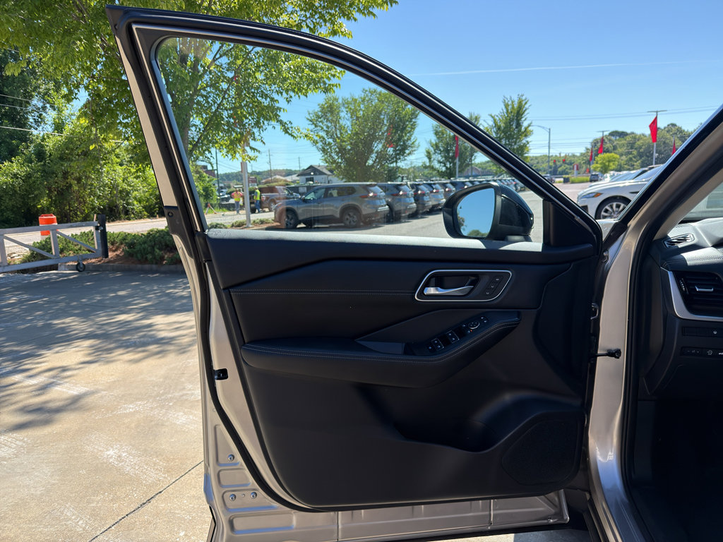 Used 2024 Nissan Rogue Platinum w/ Platinum Premium Package AWD/4WD image 9